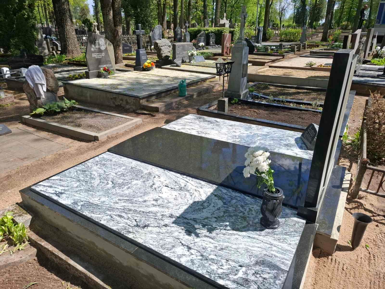 Sutvarkyta kapavietė su gėlėmis