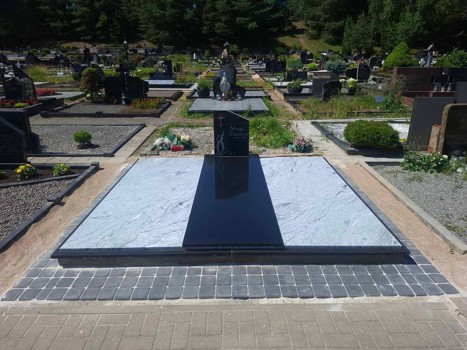 Sumontuota kapavietė iš juodo ir pilko granito